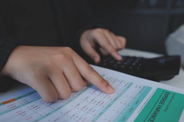 İş adamlarından oluşan bir ekip, pazarlama planı, piyasa araştırma raporları ve gelir istatistikleri, Mali ve Muhasebe kavramının verilerini analiz etmek üzere toplanıyor..