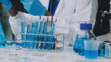 Bilim adamı test laboratuvarında çalışıyor.