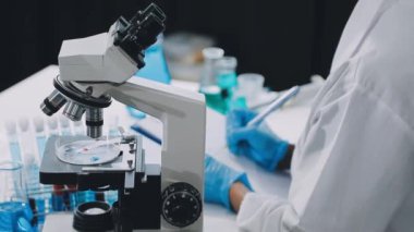 Laboratuvarda çalışan koruyucu kıyafetli bilim adamı