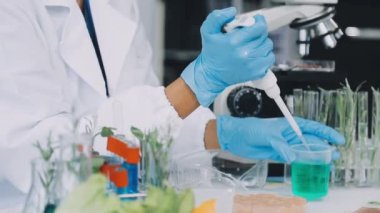 Yeşil sıvı ile laboratuvar asistanı