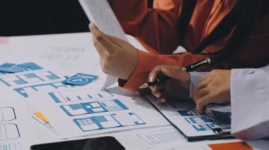 Ofiste tablet bilgisayarla çalışan tasarımcı