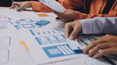 Ofiste çalışan ve bir iş planı yazan işadamlarının kapatılması. Ekibi masa üzerinde, iş konsepti..