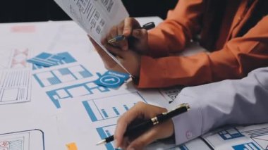 Modern ofiste iş ekibi toplantısı. yeni başlatılan projeyle çalışmak.