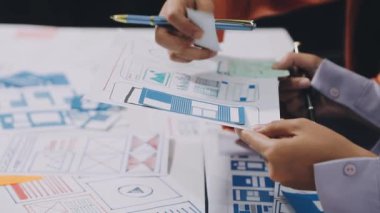 Yeni bir proje üzerinde çalışan iş adamlarının ellerini kapatıyoruz. Bu proje üzerinde çalışan iş adamları