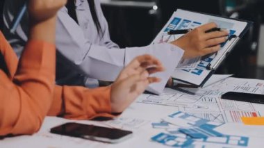 Kapat. İş ekibi yeni iş planını tartışıyor.