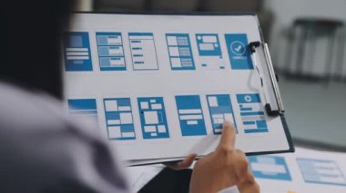 İşletme ekibi ofiste mali planı tartışıyor