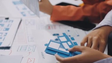 İş kadını ofiste kağıt üzerinde el yazısı