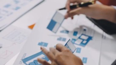 İş ekibi yeni proje üzerinde çalışıyor ve ofiste beyin fırtınası yapıyor.