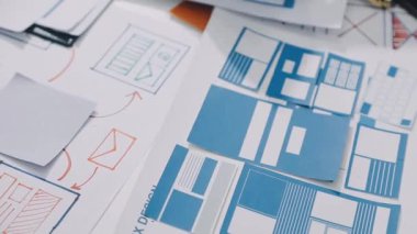 Üzerinde beyaz bir kağıt olan bir kalemi tutan eli kapatın, çeşitli iş kolları..