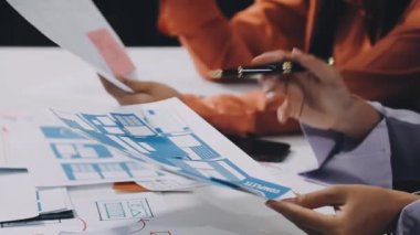 Ofiste elinde kalem ve kağıda yazı tutan işadamlarının kapatılması