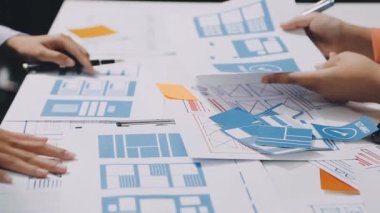 Ofiste birlikte çalışan bir grup iş adamı..