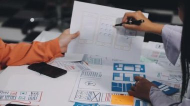 Genç iş adamları ofiste çalışıyor.