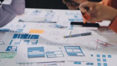 Ofiste çalışan mimarı olan genç bir iş kadını.