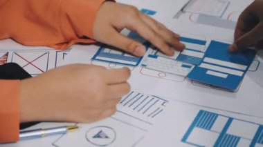 Ofiste akıllı telefon ve tablet kullanan tasarımcı