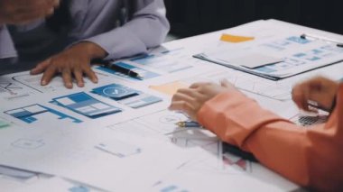 Modern ofiste belgelerle çalışan gençler