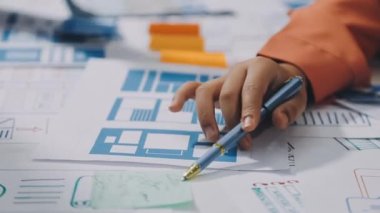 ofiste genç tasarımcısı çalışma