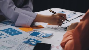 Modern işyerinde birlikte çalışan genç iş adamlarına yakından bakın.