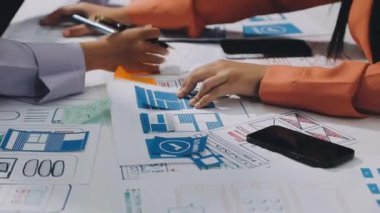 bir grup iş adamı ofiste masa başında proje üzerinde çalışıyorlar.