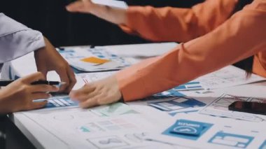 Takım elbiseli genç bir adam ve dizüstü bilgisayarlı bir gömlek.