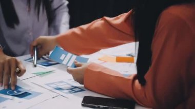 İş ekibi tabletteki verileri tartışıyor ve analiz ediyor.