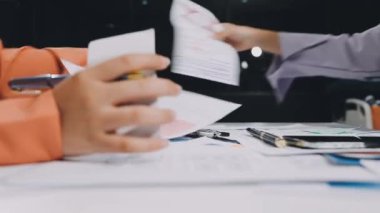 Modern ofis odasında yeni projeyi tartışan iş ekibini kapatın..