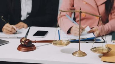 Ofiste çalışan bir avukat.