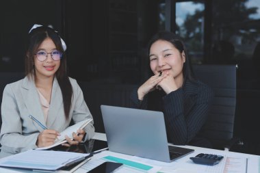 İş adamlarından oluşan bir ekip, pazarlama planı, piyasa araştırma raporları ve gelir istatistikleri, Mali ve Muhasebe kavramının verilerini analiz etmek üzere toplanıyor..