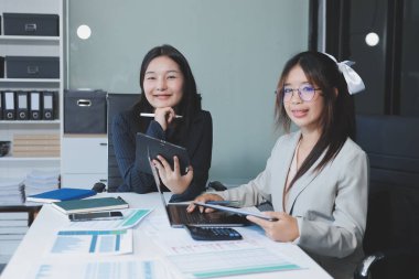 İş adamlarından oluşan bir ekip, pazarlama planı, piyasa araştırma raporları ve gelir istatistikleri, Mali ve Muhasebe kavramının verilerini analiz etmek üzere toplanıyor..