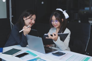 İş adamlarından oluşan bir ekip, pazarlama planı, piyasa araştırma raporları ve gelir istatistikleri, Mali ve Muhasebe kavramının verilerini analiz etmek üzere toplanıyor..