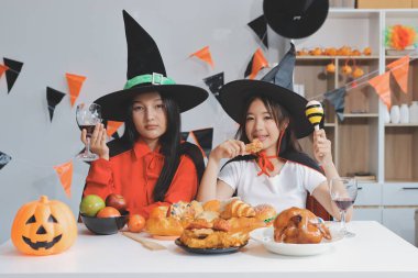 Arkadaşlık, tatil ve insanlar konsepti. Cadılar bayramı kostümlü bir grup mutlu gülen arkadaş. Vampir, şeytan, cadı ve çita.