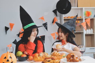 Arkadaşlık, tatil ve insanlar konsepti. Cadılar bayramı kostümlü bir grup mutlu gülen arkadaş. Vampir, şeytan, cadı ve çita.