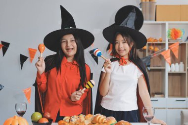 Arkadaşlık, tatil ve insanlar konsepti. Cadılar bayramı kostümlü bir grup mutlu gülen arkadaş. Vampir, şeytan, cadı ve çita.