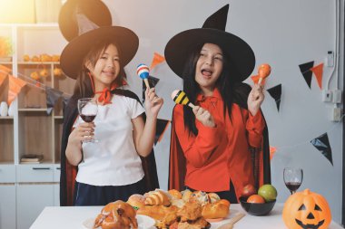 Arkadaşlık, tatil ve insanlar konsepti. Cadılar bayramı kostümlü bir grup mutlu gülen arkadaş. Vampir, şeytan, cadı ve çita.