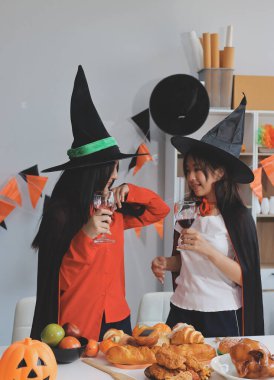 Arkadaşlık, tatil ve insanlar konsepti. Cadılar bayramı kostümlü bir grup mutlu gülen arkadaş. Vampir, şeytan, cadı ve çita.