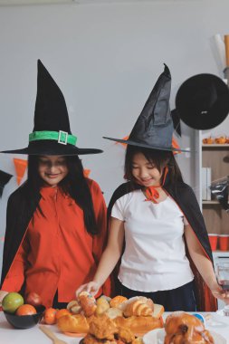 Arkadaşlık, tatil ve insanlar konsepti. Cadılar bayramı kostümlü bir grup mutlu gülen arkadaş. Vampir, şeytan, cadı ve çita.