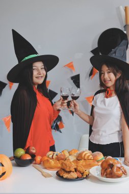 Arkadaşlık, tatil ve insanlar konsepti. Cadılar bayramı kostümlü bir grup mutlu gülen arkadaş. Vampir, şeytan, cadı ve çita.