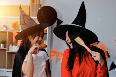 Arkadaşlık, tatil ve insanlar konsepti. Cadılar bayramı kostümlü bir grup mutlu gülen arkadaş. Vampir, şeytan, cadı ve çita.