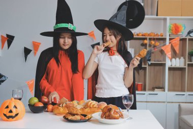 Arkadaşlık, tatil ve insanlar konsepti. Cadılar bayramı kostümlü bir grup mutlu gülen arkadaş. Vampir, şeytan, cadı ve çita.