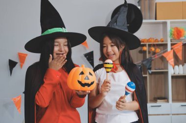 Arkadaşlık, tatil ve insanlar konsepti. Cadılar bayramı kostümlü bir grup mutlu gülen arkadaş. Vampir, şeytan, cadı ve çita.