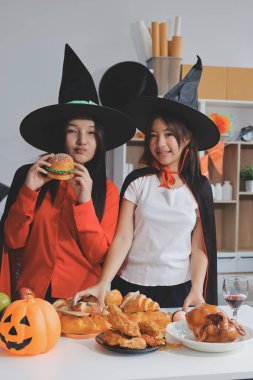 Arkadaşlık, tatil ve insanlar konsepti. Cadılar bayramı kostümlü bir grup mutlu gülen arkadaş. Vampir, şeytan, cadı ve çita.