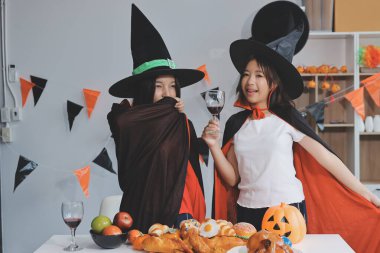 Arkadaşlık, tatil ve insanlar konsepti. Cadılar bayramı kostümlü bir grup mutlu gülen arkadaş. Vampir, şeytan, cadı ve çita.