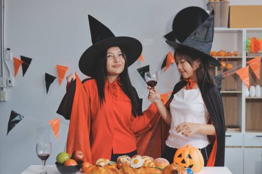 Arkadaşlık, tatil ve insanlar konsepti. Cadılar bayramı kostümlü bir grup mutlu gülen arkadaş. Vampir, şeytan, cadı ve çita.