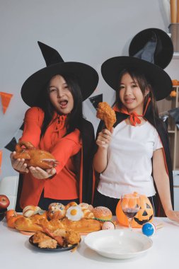 Arkadaşlık, tatil ve insanlar konsepti. Cadılar bayramı kostümlü bir grup mutlu gülen arkadaş. Vampir, şeytan, cadı ve çita.