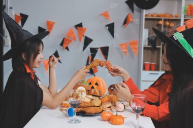 Arkadaşlık, tatil ve insanlar konsepti. Cadılar bayramı kostümlü bir grup mutlu gülen arkadaş. Vampir, şeytan, cadı ve çita.