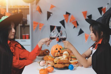 Arkadaşlık, tatil ve insanlar konsepti. Cadılar bayramı kostümlü bir grup mutlu gülen arkadaş. Vampir, şeytan, cadı ve çita.