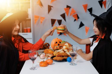 Arkadaşlık, tatil ve insanlar konsepti. Cadılar bayramı kostümlü bir grup mutlu gülen arkadaş. Vampir, şeytan, cadı ve çita.