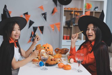 Arkadaşlık, tatil ve insanlar konsepti. Cadılar bayramı kostümlü bir grup mutlu gülen arkadaş. Vampir, şeytan, cadı ve çita.