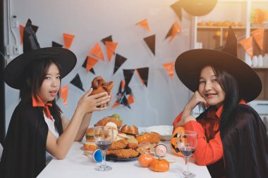 Arkadaşlık, tatil ve insanlar konsepti. Cadılar bayramı kostümlü bir grup mutlu gülen arkadaş. Vampir, şeytan, cadı ve çita.