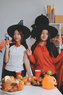 Arkadaşlık, tatil ve insanlar konsepti. Cadılar bayramı kostümlü bir grup mutlu gülen arkadaş. Vampir, şeytan, cadı ve çita.