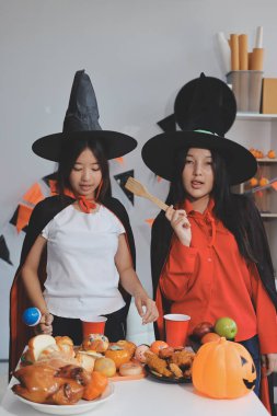 Arkadaşlık, tatil ve insanlar konsepti. Cadılar bayramı kostümlü bir grup mutlu gülen arkadaş. Vampir, şeytan, cadı ve çita.